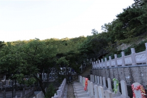 金山陵园风水格局详解：环境优势与选址讲究